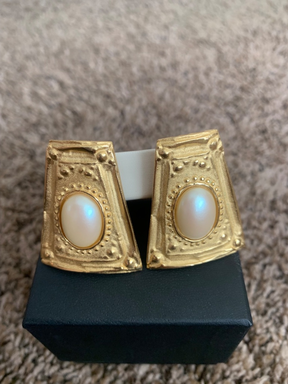 Givenchy Paris New York Gold Tone Faux Pearl Center Stud/Clip Earrings Cleopatra - Picture 2 of 13